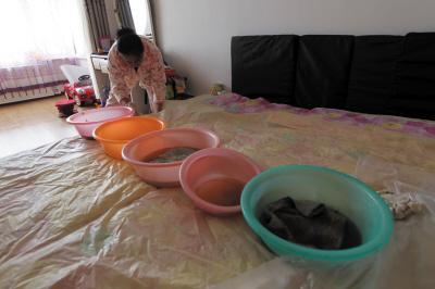 西藏楼上漏水，住户失联，小区没物管，业主维权难！律师来支招……